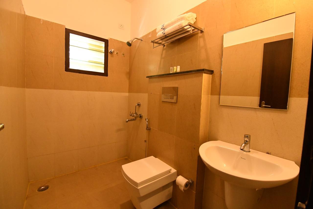 Lake View Hotel Madurai Buitenkant foto
