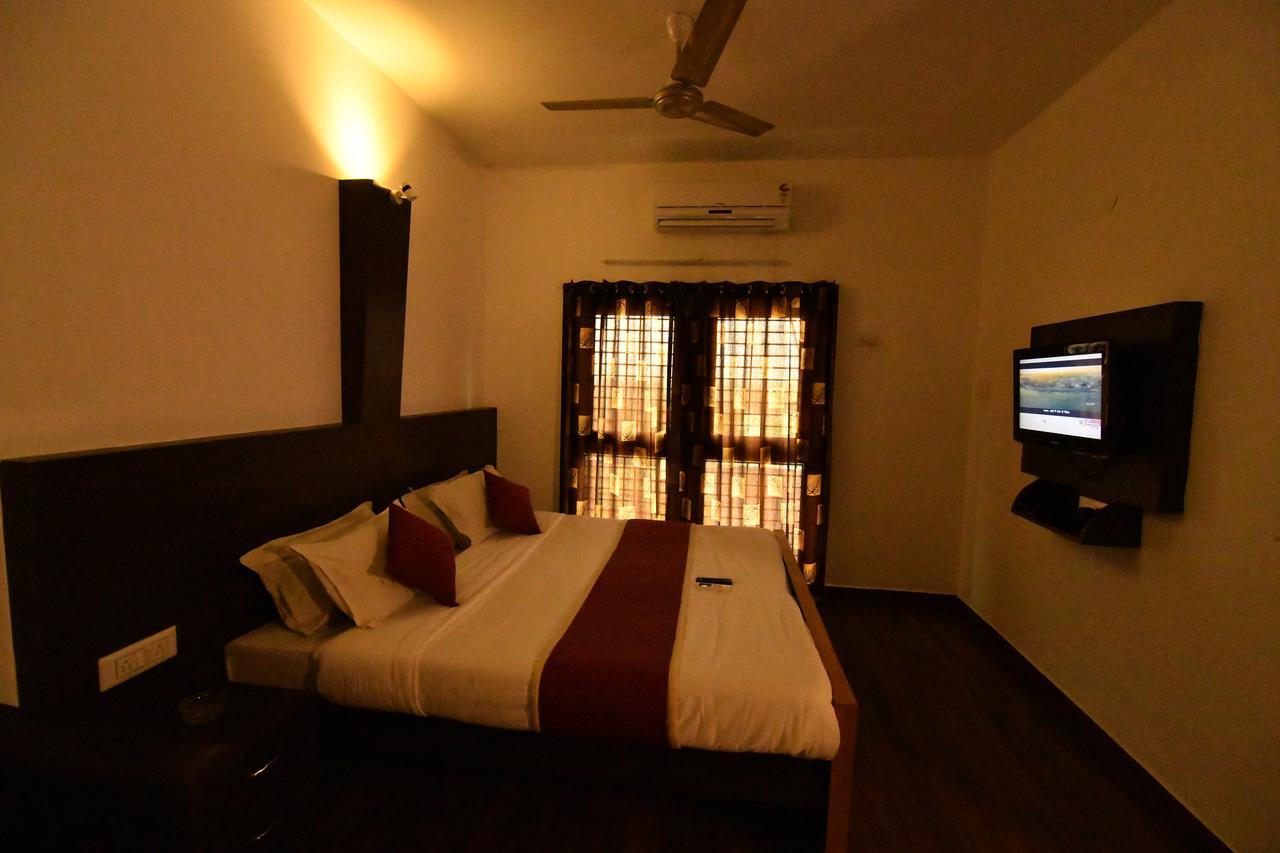 Lake View Hotel Madurai Buitenkant foto