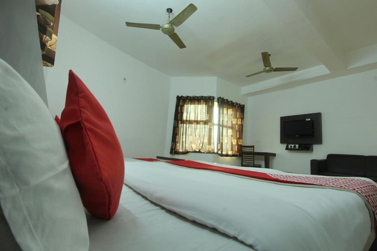 Lake View Hotel Madurai Buitenkant foto